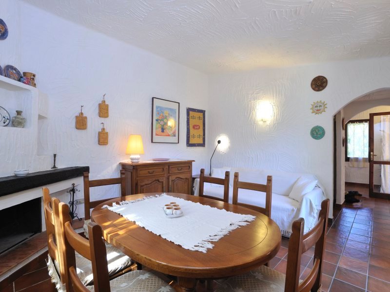 Wohnzimmer mit Esstisch, Sofa und Kamin Wohnzimmer mit Esstisch, Sofa und Kamin