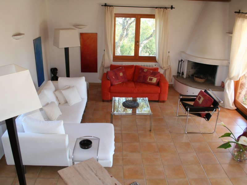Untere Wohnlandschaft mit rundem Eckkamin Untere Wohnlandschaft mit rundem Eckkamin