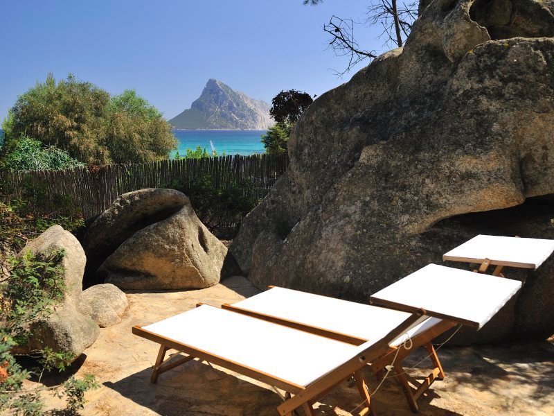 Sonnenliegn im Garten mit Blick aufs Meer Sonnenliegn im Garten mit Blick aufs Meer