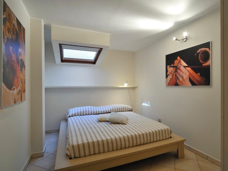 Schlafzimmer 3 mit Doppelbett und Deckenfenster im Untergeschoss Schlafzimmer 3 mit Doppelbett und Deckenfenster im Untergeschoss