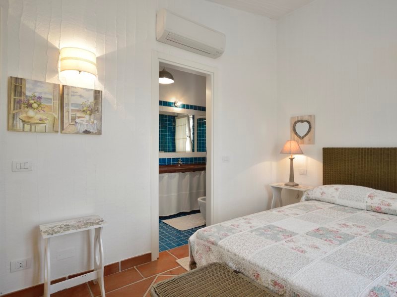 Schlafzimmer 1 mit Blick ins Bad Schlafzimmer 1 mit Blick ins Bad