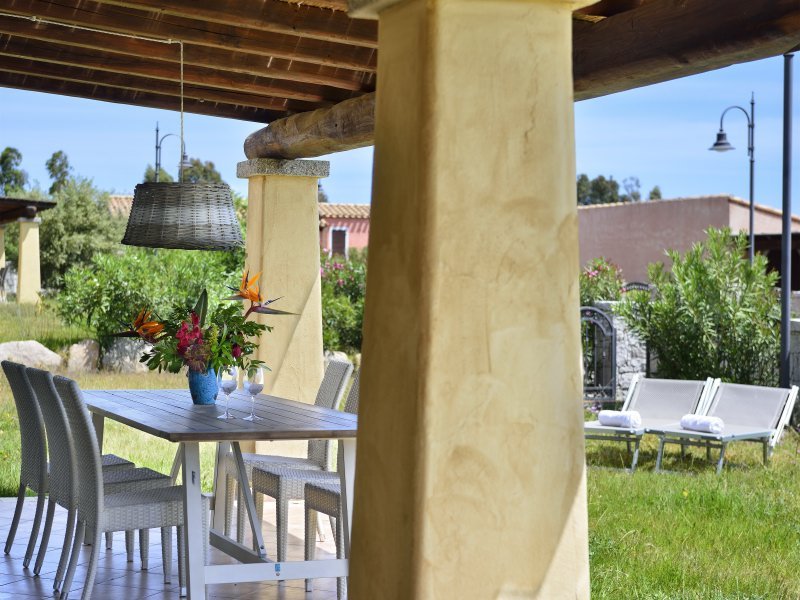 Terrasse mit Esstisch und Garten Terrasse mit Esstisch und Garten