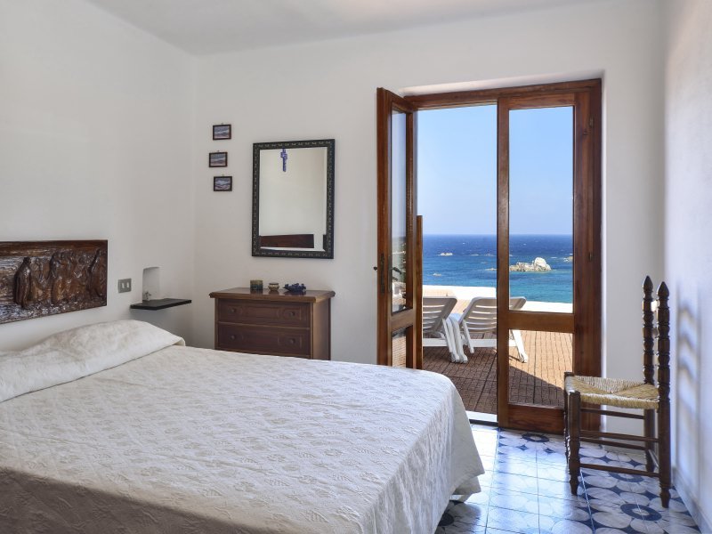 Schlafzimmer 1 mit Doppelbett und Terrassenzugang Schlafzimmer 1 mit Doppelbett und Terrassenzugang