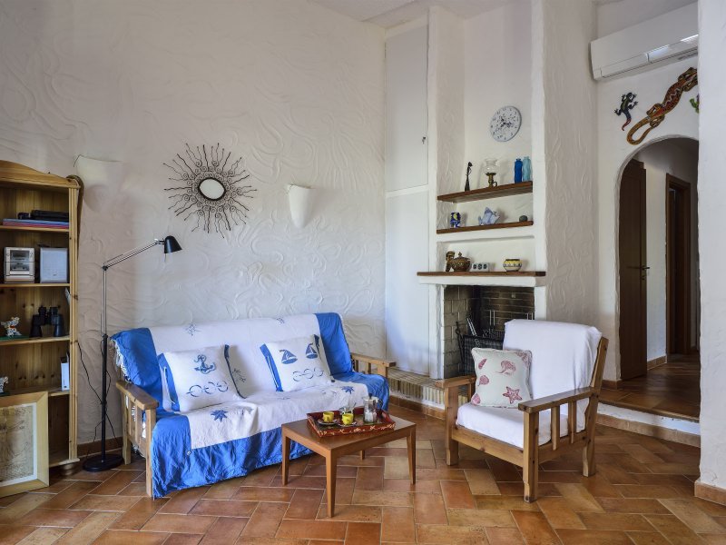 Wohnzimmer mit Sofaecke, Kamin und Klimaanlage Wohnzimmer mit Sofaecke, Kamin und Klimaanlage