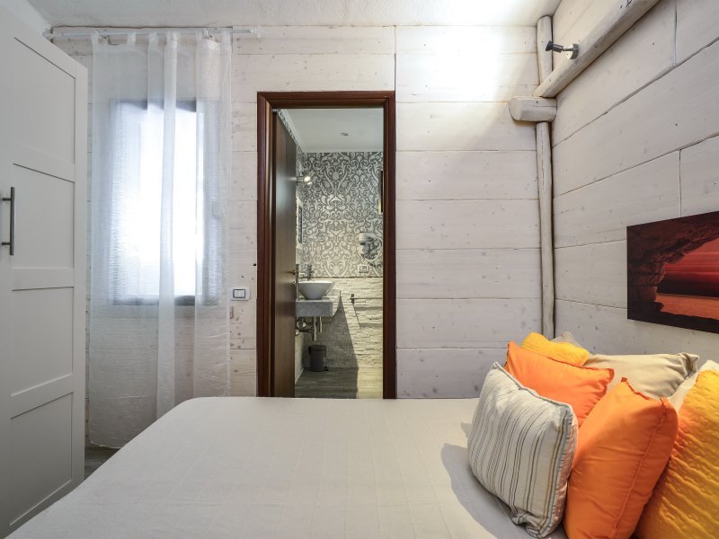 Schlafzimmer 2 mit Doppelbett und einem Badezimmer en suite Schlafzimmer 2 mit Doppelbett und einem Badezimmer en suite
