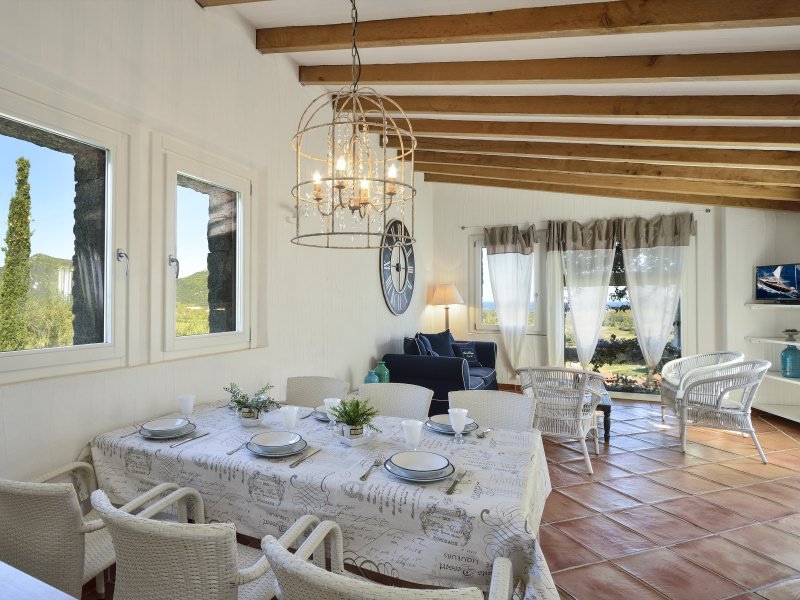 Wohnzimmer mit Essbereich und Sofaecke Wohnzimmer mit Essbereich und Sofaecke