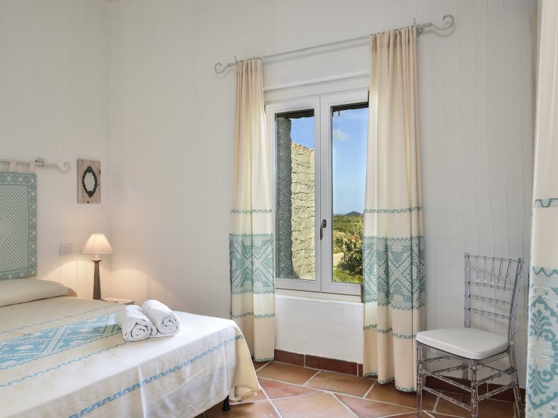 Schlafzimmer 1 mit Doppelbett und großem Panoramafenster Schlafzimmer 1 mit Doppelbett und großem Panoramafenster