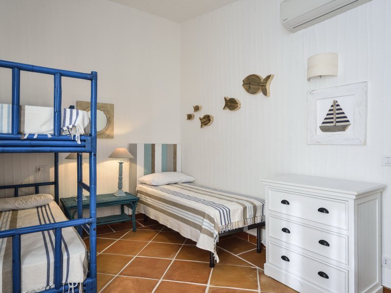 Geräumiges Schlafzimmer für 1 Gast im Einzelbett und einem Etagenbett für 2 Geräumiges Schlafzimmer für 1 Gast im Einzelbett und einem Etagenbett für 2
