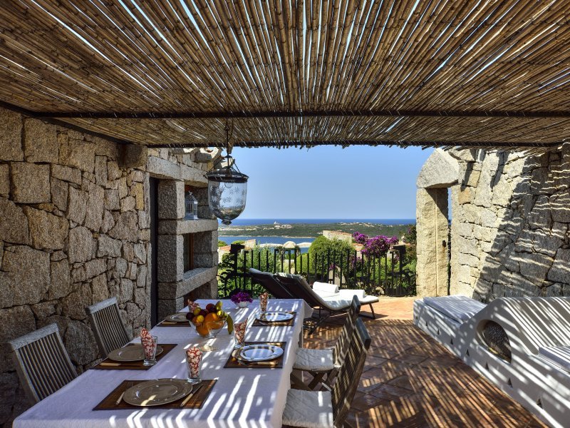 Terrasse im ersten Stock mit Granittisch Terrasse im ersten Stock mit Granittisch