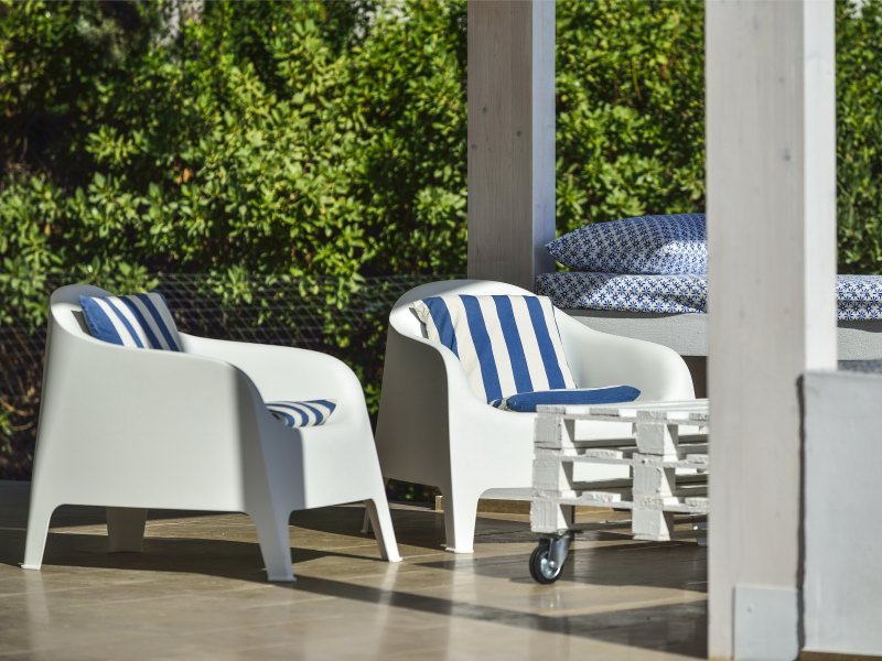 Terrasse mit modernen Außenmöbeln Terrasse mit modernen Außenmöbeln
