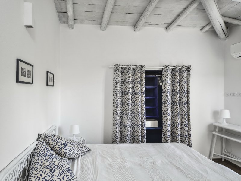 Schlafzimmer 1 mit heller Holzdecke Schlafzimmer 1 mit heller Holzdecke