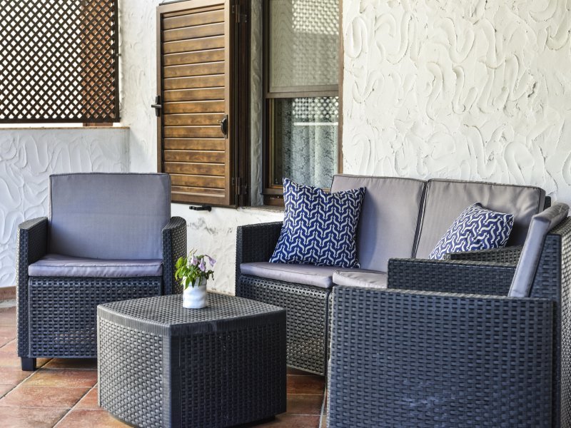 Hinter dem Haus: Terrassen Lounge neben dem BBQ-Bereich Hinter dem Haus: Terrassen Lounge neben dem BBQ-Bereich
