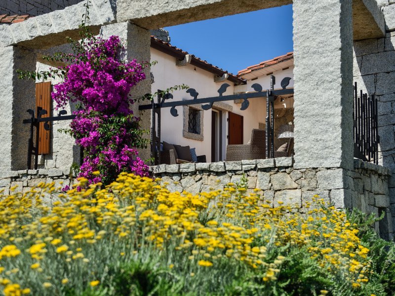 Terrasse zwischen den zwei Wohneinheiten des Hauses Terrasse zwischen den zwei Wohneinheiten des Hauses
