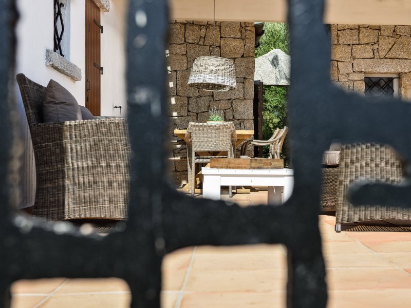 Ein Blick auf die Veranda durch das künstlerisch geformte Geländer Ein Blick auf die Veranda durch das künstlerisch geformte Geländer