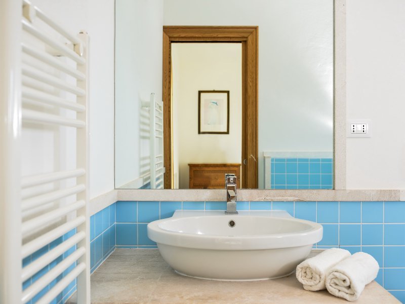 Bad im ersten Stock mit modernem Waschbecken Bad im ersten Stock mit modernem Waschbecken