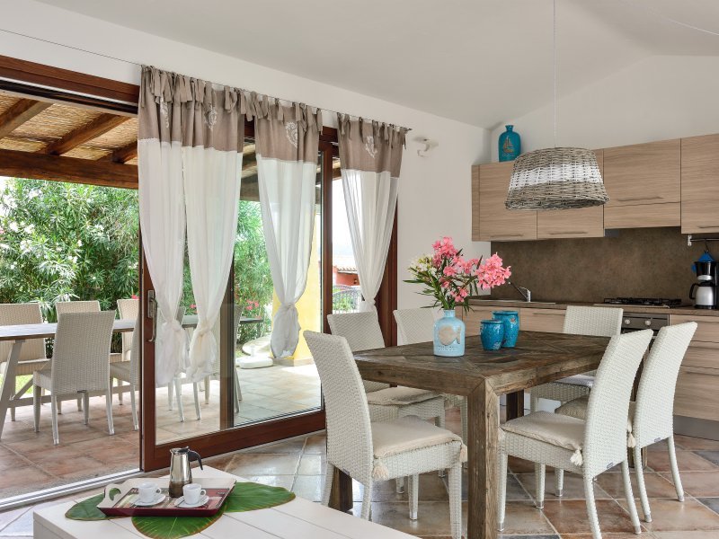 Helle Küchenzeile mit Esstisch und Blick in den Garten Helle Küchenzeile mit Esstisch und Blick in den Garten