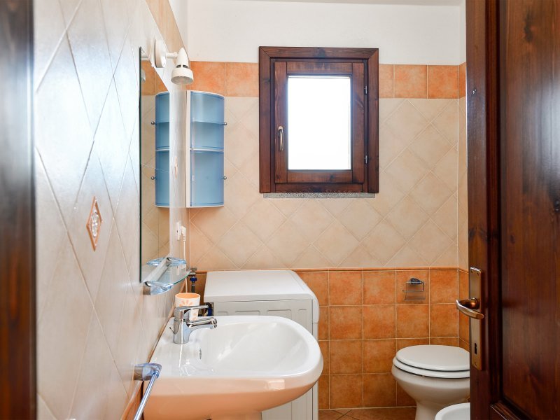 Badezimmer mit Dusche und Waschmaschine Badezimmer mit Dusche und Waschmaschine
