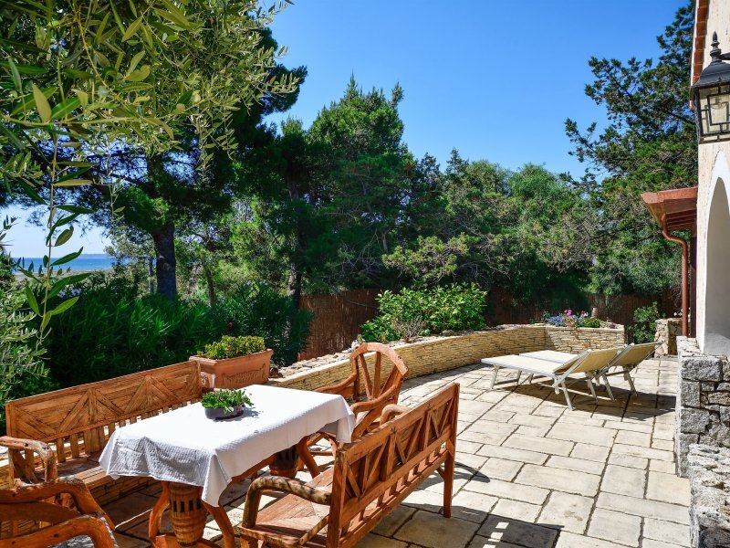 Große Terrasse mit Essbereich und Sonnenliegen Große Terrasse mit Essbereich und Sonnenliegen