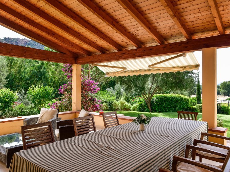 Großer, überdachter Esstisch auf der Terrasse Großer, überdachter Esstisch auf der Terrasse