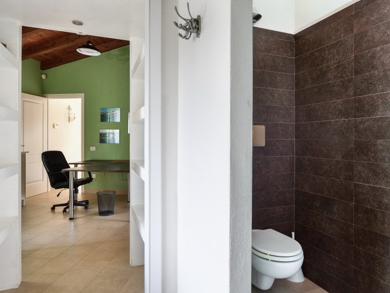 Badezimmer 1 mit Blick auf den Flur Badezimmer 1 mit Blick auf den Flur