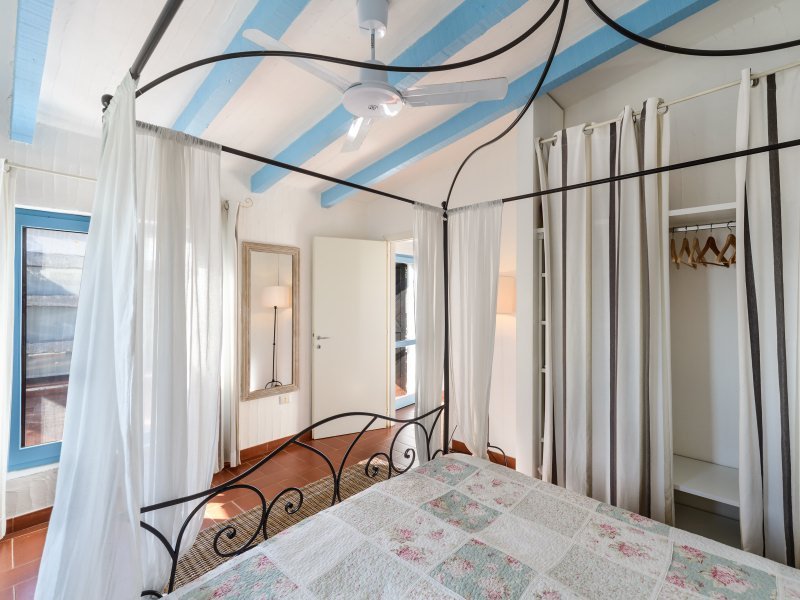 Schlafzimmer 1 mit Doppelbett und Stauraum Schlafzimmer 1 mit Doppelbett und Stauraum