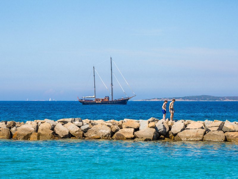 Schoner vor dem Hafen von Porto Rotondo Schoner vor dem Hafen von Porto Rotondo