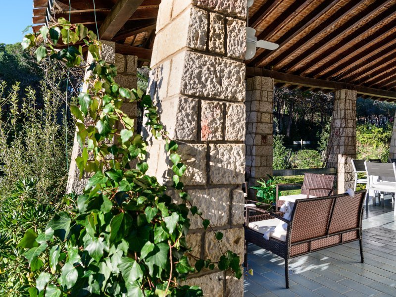 Terrasse mit Sofamöbeln und Eßtsich Terrasse mit Sofamöbeln und Eßtsich