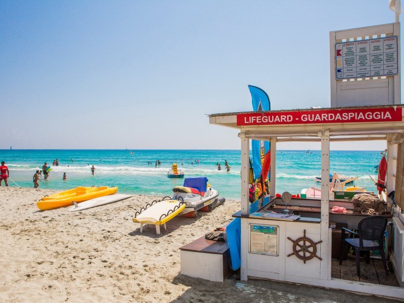 Lifeguards am Strand Simius, 26 km. entfernt Lifeguards am Strand Simius, 26 km. entfernt
