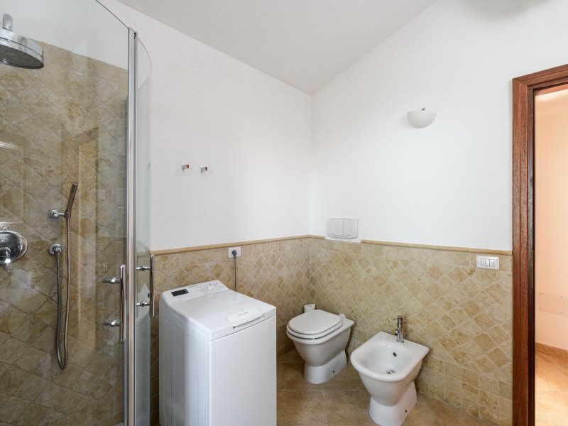 Bad mit Dusche und Waschmaschine in Casa Grazia Bad mit Dusche und Waschmaschine in Casa Grazia