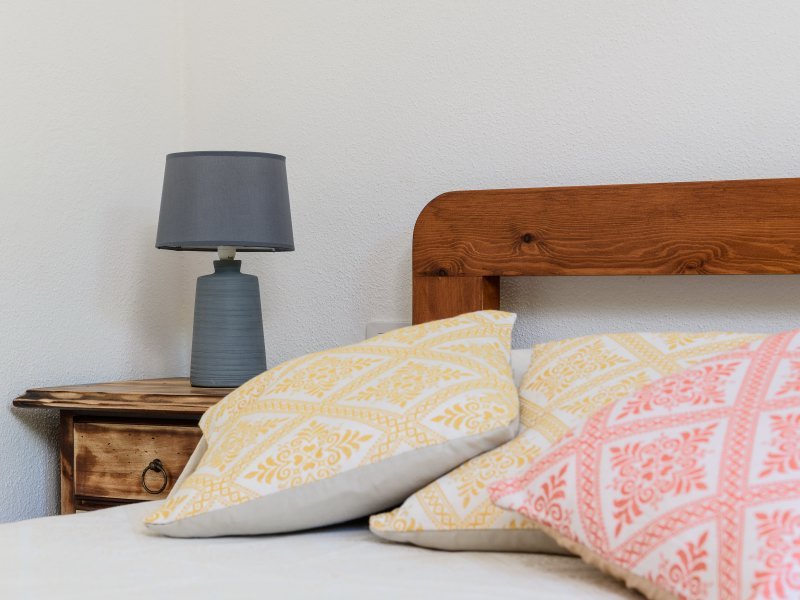 Doppelbett mit sardischen Dekokisschen im Schlafzimmer 1 von Casa Laguna Doppelbett mit sardischen Dekokisschen im Schlafzimmer 1 von Casa Laguna