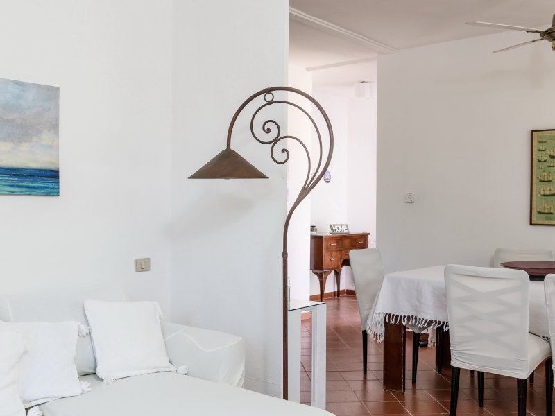Besondere Einrichtungsdetails wie die schmiedeeiserne Lampe im Wohnzimmer Besondere Einrichtungsdetails wie die schmiedeeiserne Lampe im Wohnzimmer