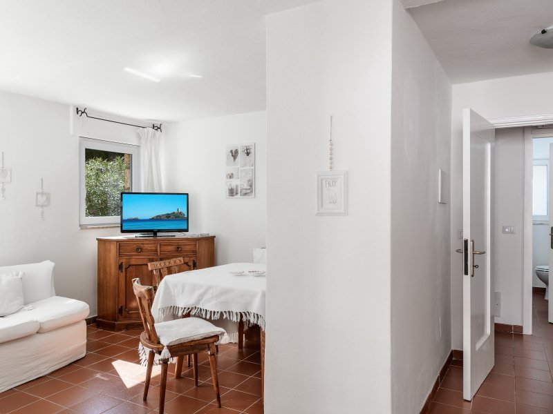 Wohzimmer mit Sofa, Esstisch, TV und Zugang zu zweien der drei Schlafzimmern Wohzimmer mit Sofa, Esstisch, TV und Zugang zu zweien der drei Schlafzimmern