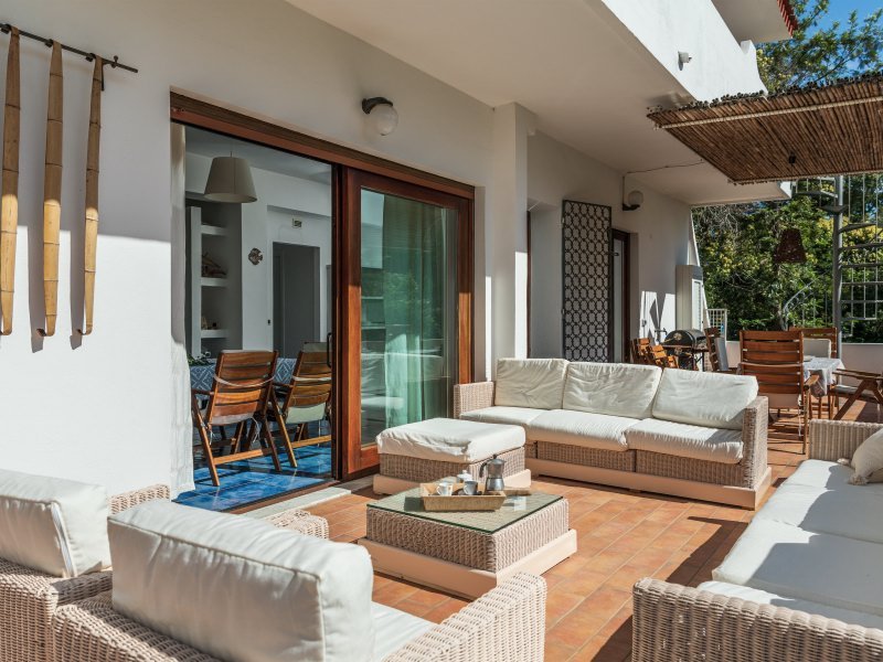 Mit großem Aussensofa möblierte Terrasse Mit großem Aussensofa möblierte Terrasse