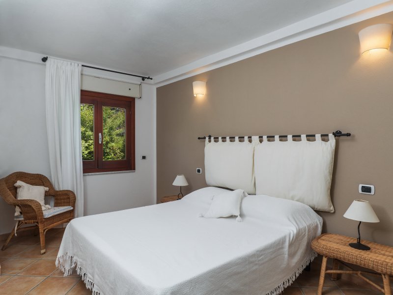 Schlafzimmer 2 mit Doppelbett und Gartenblick Schlafzimmer 2 mit Doppelbett und Gartenblick