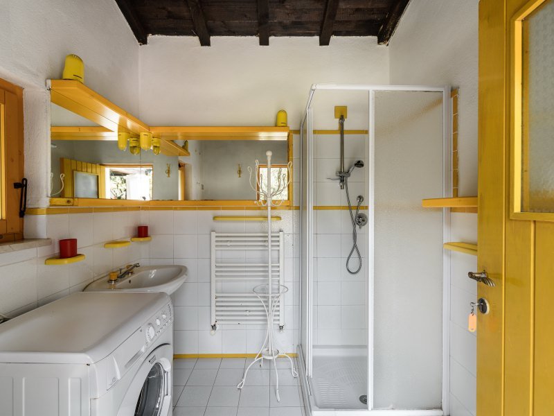 Bad 2 mit Dusche und Waschmaschine Bad 2 mit Dusche und Waschmaschine