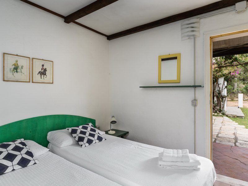 Schlafzimmer 5 mit Doppelbett und Zugang zum Garten Schlafzimmer 5 mit Doppelbett und Zugang zum Garten