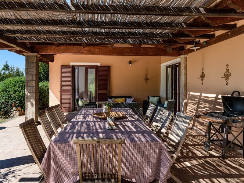 Schattiger Terrasse mit großem Tisch zum Essen im Freien Schattiger Terrasse mit großem Tisch zum Essen im Freien