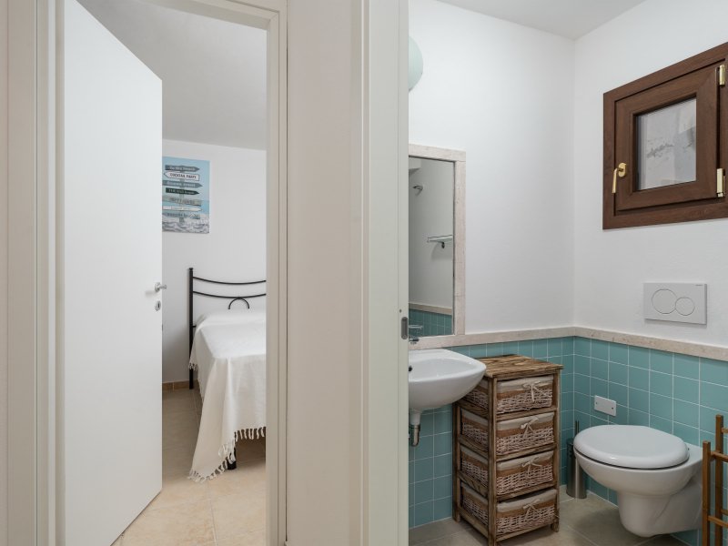 Blick ins Bad 4 und Schlafzimmer 5 im UG Blick ins Bad 4 und Schlafzimmer 5 im UG