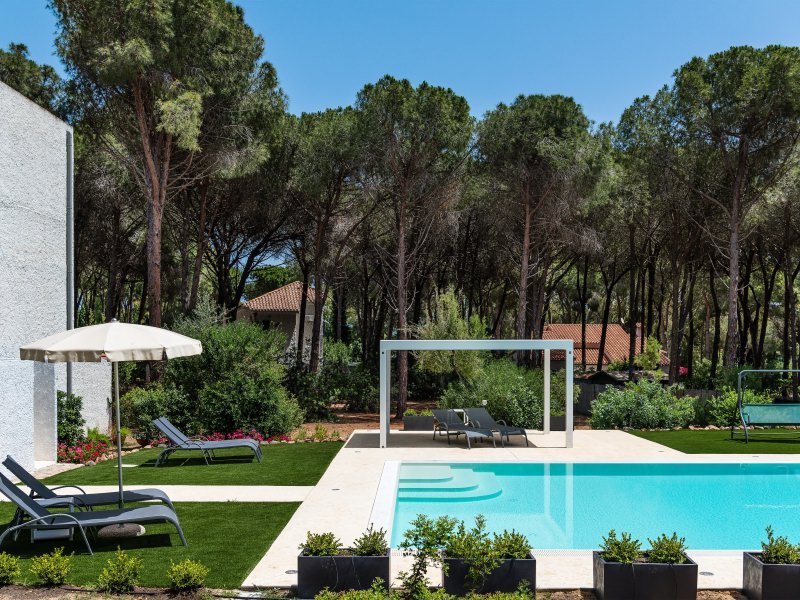 Gepflegter Pool neben dem Haus und neben den Pinienbäumen Gepflegter Pool neben dem Haus und neben den Pinienbäumen