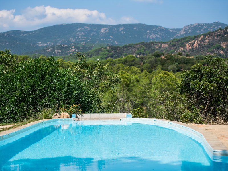 Pool mit Blick in die Berge und die Natur Pool mit Blick in die Berge und die Natur