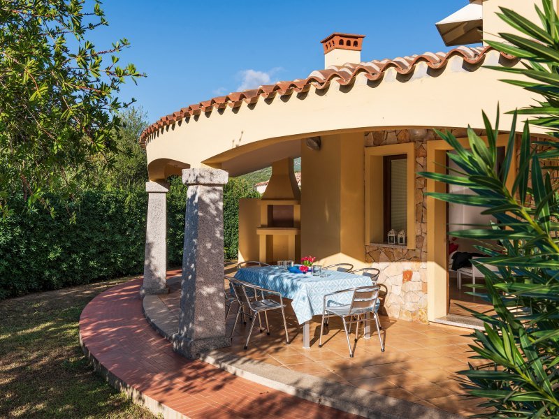 Schattige Terrasse mit Esstisch und gemauertem Barbecue Schattige Terrasse mit Esstisch und gemauertem Barbecue