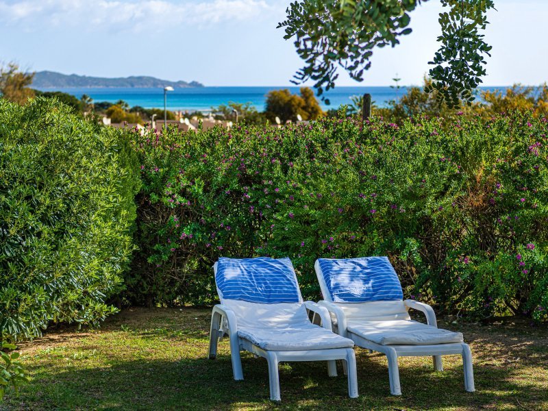 Liegestühle im Garten und Meerblick Liegestühle im Garten und Meerblick