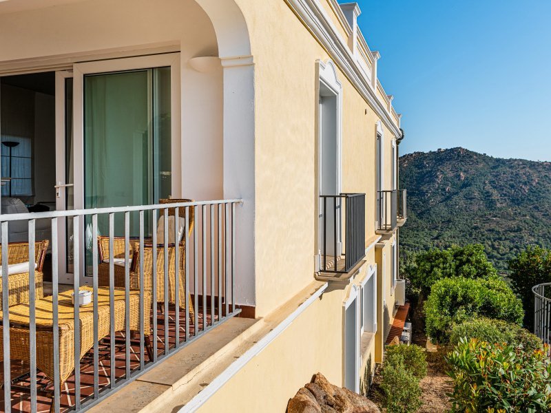 Eine zweite, sehr große nicht überdachte Terrasse gehört zu Villa Aquila Alta Eine zweite, sehr große nicht überdachte Terrasse gehört zu Villa Aquila Alta