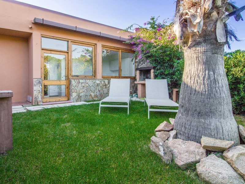Ein kleiner Garten als Rückzugsort vom Trubel der quirligen Costa Smeralda Ein kleiner Garten als Rückzugsort vom Trubel der quirligen Costa Smeralda
