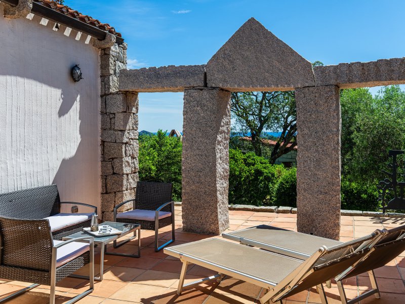 Zum Sonnenbaden auf der Terrasse gibt es Liegen Zum Sonnenbaden auf der Terrasse gibt es Liegen
