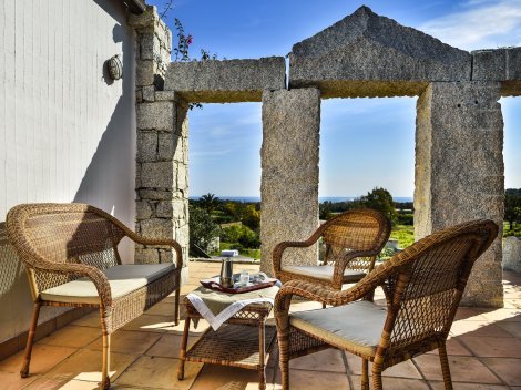Terrasse mit Außensofa und Blick bis zum Meer Terrasse mit Außensofa und Blick bis zum Meer