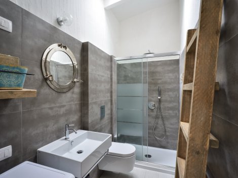 Modernes Badezimmer 1 mit Glasdusche