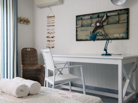 Schreibtisch für diejenigen, die Urlaub mit Homeoffice verbinden Schreibtisch für diejenigen, die Urlaub mit Homeoffice verbinden