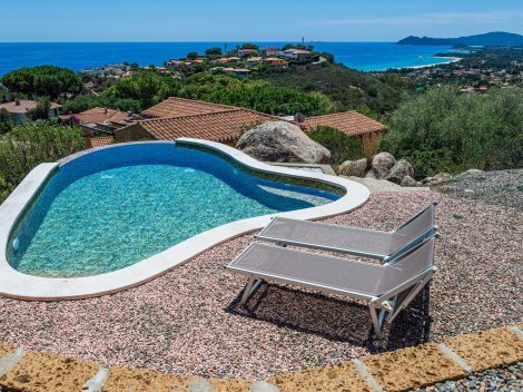 Rundblick vom Pool auf die legendäre Costa Rei mit ihrem weißen Sandstränden Rundblick vom Pool auf die legendäre Costa Rei mit ihrem weißen Sandstränden