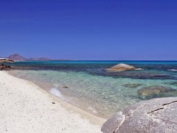 Sandbucht von Sant Elmo mit kristallklarem Wasser und Costa Rei im Hintergrund Sandbucht von Sant Elmo mit kristallklarem Wasser und Costa Rei im Hintergrund